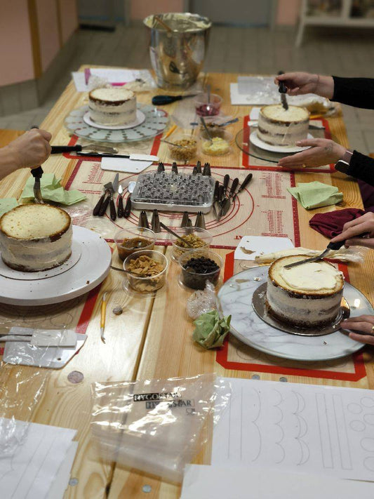 Torte füllen, einstreichen und dekorieren